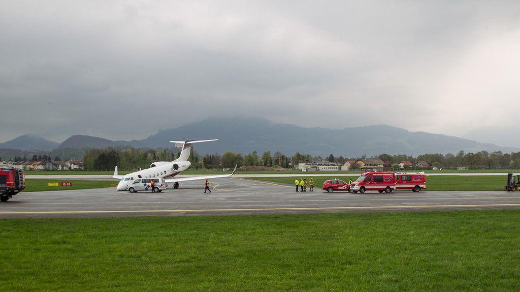 Salzburg Airport: Flugzeugfahrwerk knickt nach Rücklandung ein