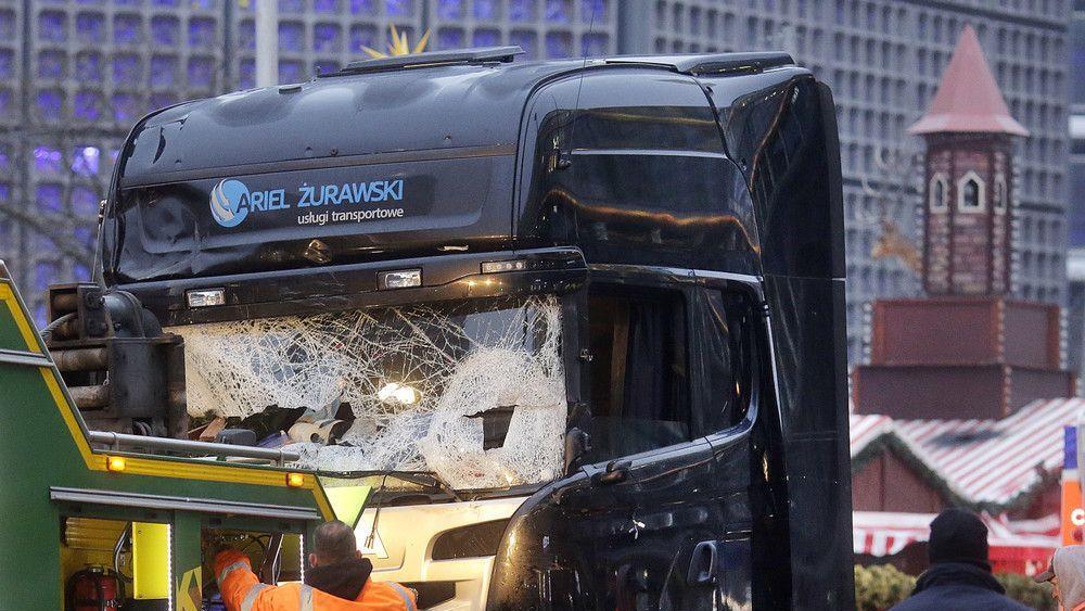 Lkw rast in Weihnachtsmarkt: Spurensicherung