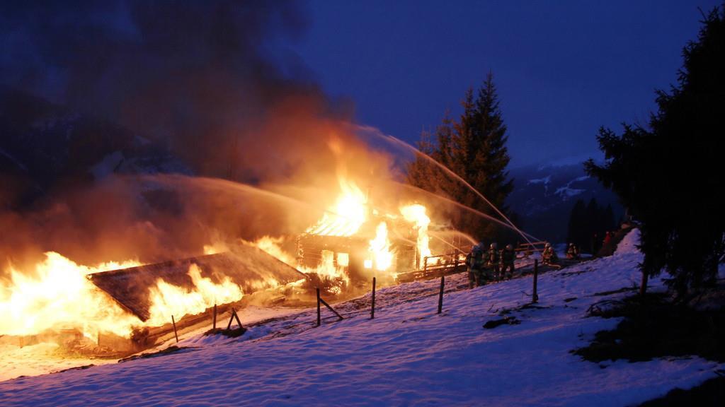 Ederalm in Saalbach-Hinterglemm in Vollbrand, III