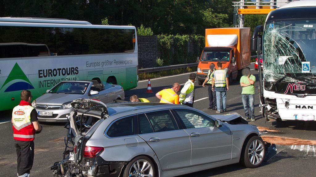 Unfall mit Pkw und zwei Bussen bei Anschlussstelle Hagenau