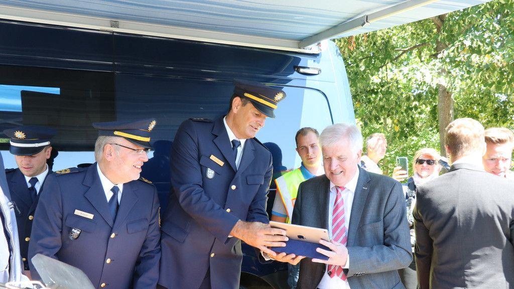 Saalbrücke: Seehofer zieht Bilanz zu Grenzpolizei
