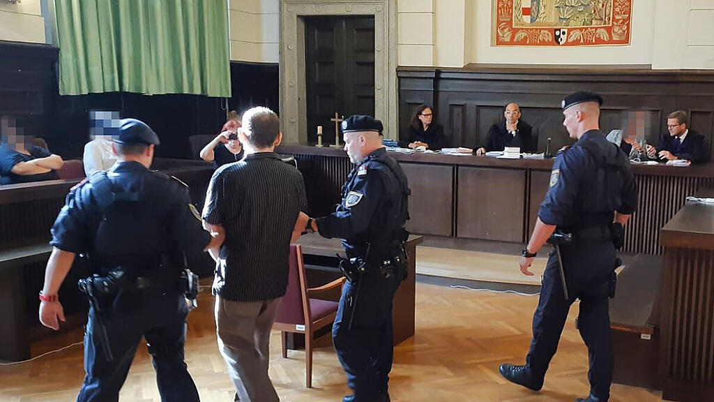 Der Angeklagte fügte seiner Ehefrau 38 Messerstiche zu