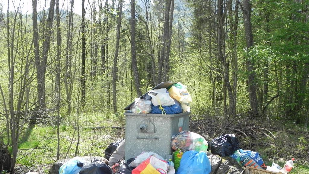 Strubklamm: Müllberge & Feuerstellen