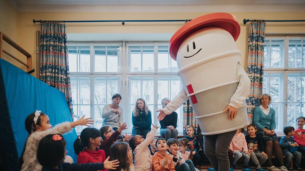 Mülli wirbt für's Mülltrennen im Kindergarten.
