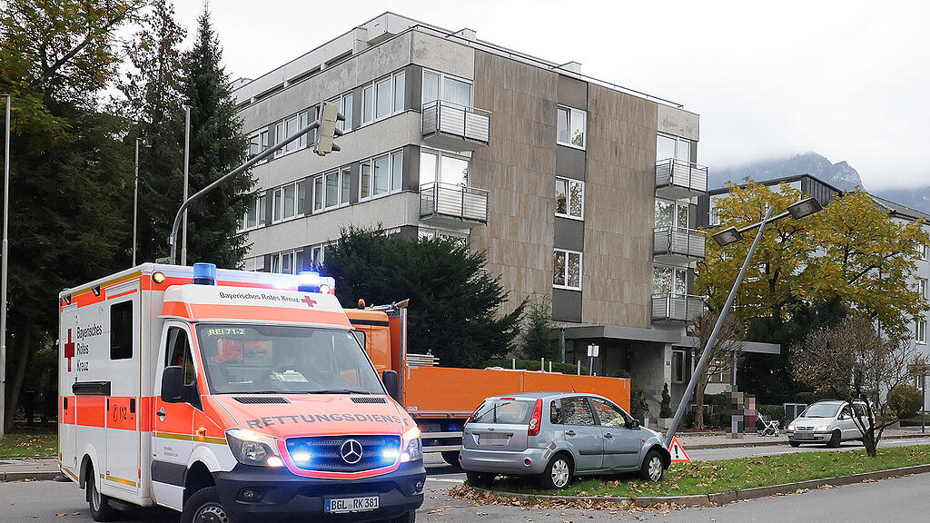 Bad Reichenhall: Auto contra Straßenlaterne.