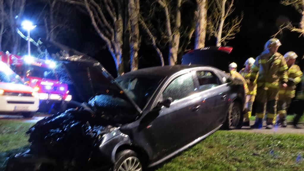 Auto knallt in Bramberg gegen Baum