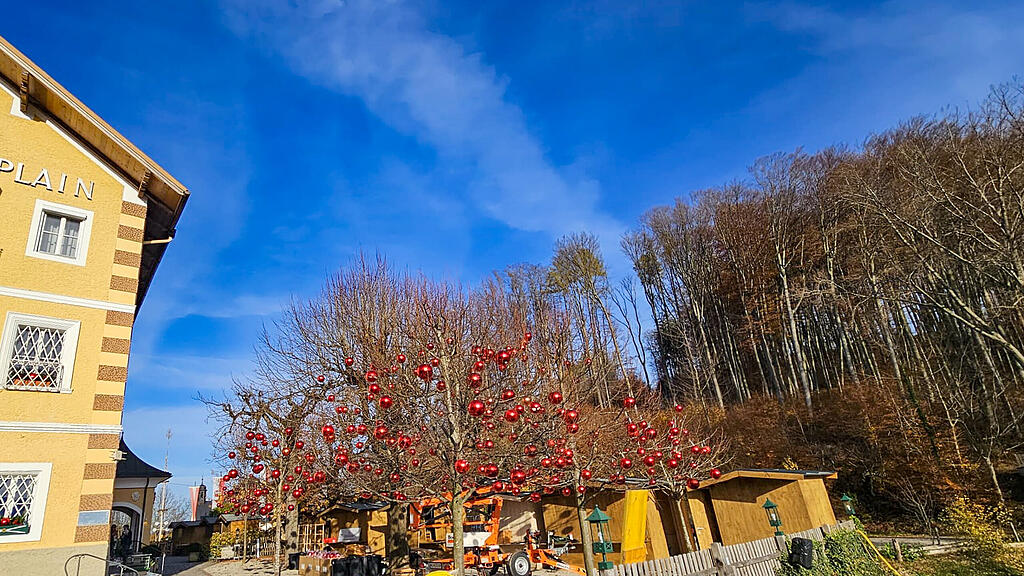 Aufbau des Plainer Christkindlmarkts in Bergheim
