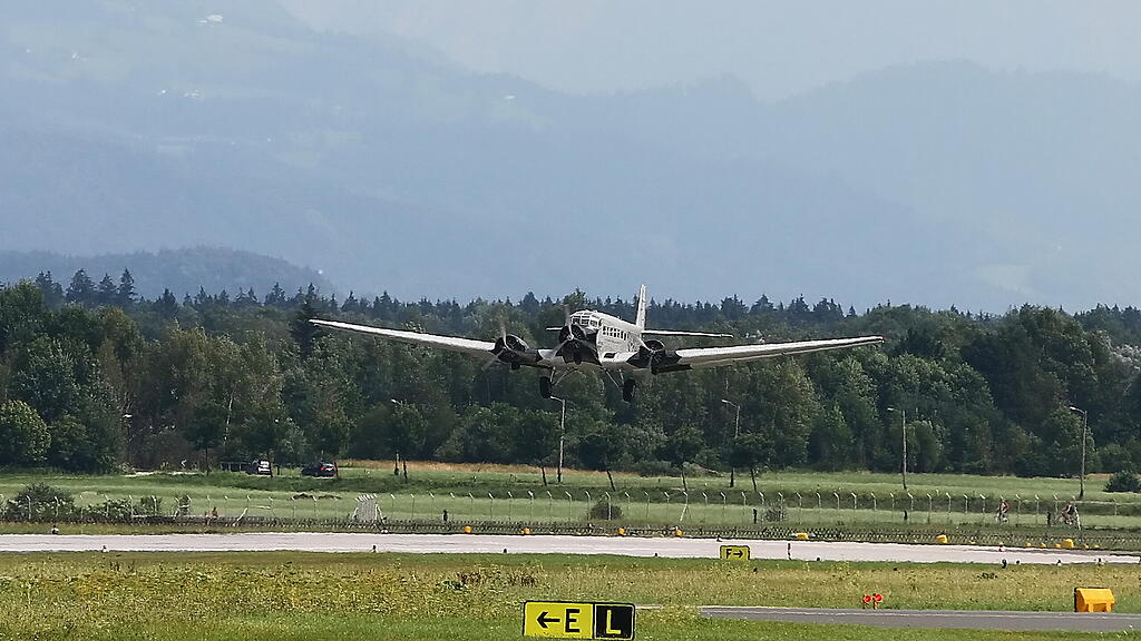 Oldtimer-Flugzeug "Tante Ju" in Salzburg