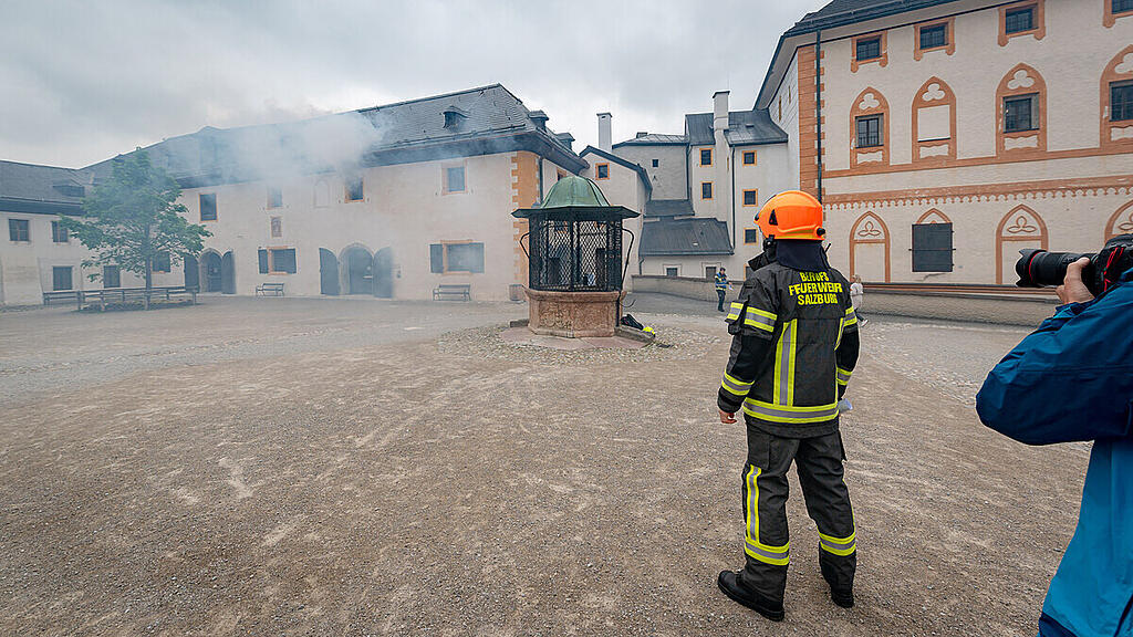 Feuerwehr-Übung auf der Festung, II