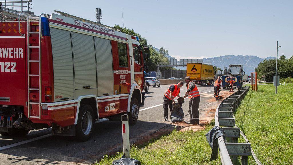 Lkw verliert Hydrauliktank auf A1