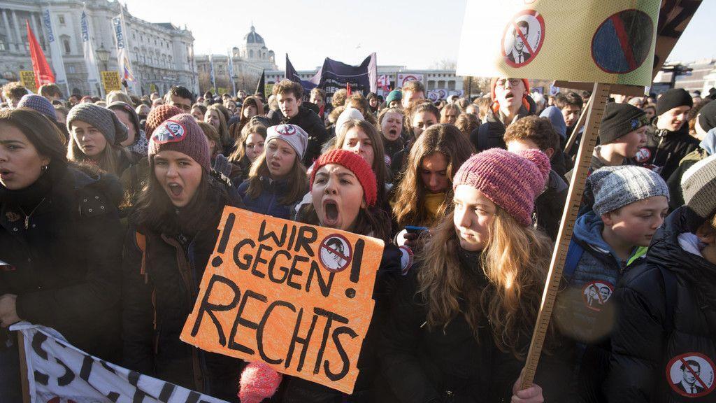 Demonstration gegen neue ÖVP/FPÖ-Regierung in Wien