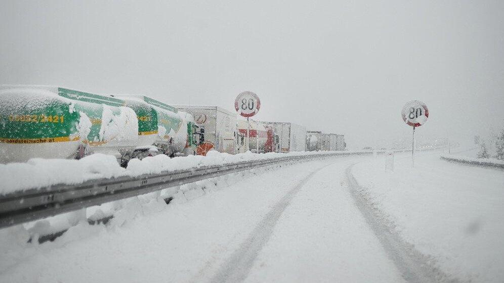 Wintereinbruch in Salzburg - Schnee auf der A10 und am Katschberg