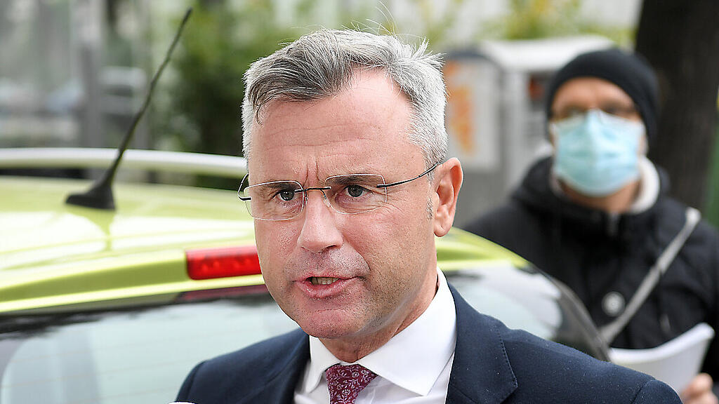 Hofer ist durch seine Ehefrau "K1"-Kontaktperson