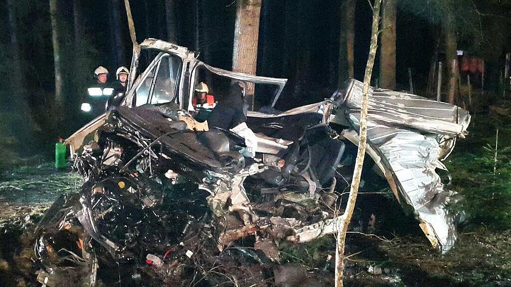 Das Fahrzeug ist nach dem Unfall komplett zerstört.