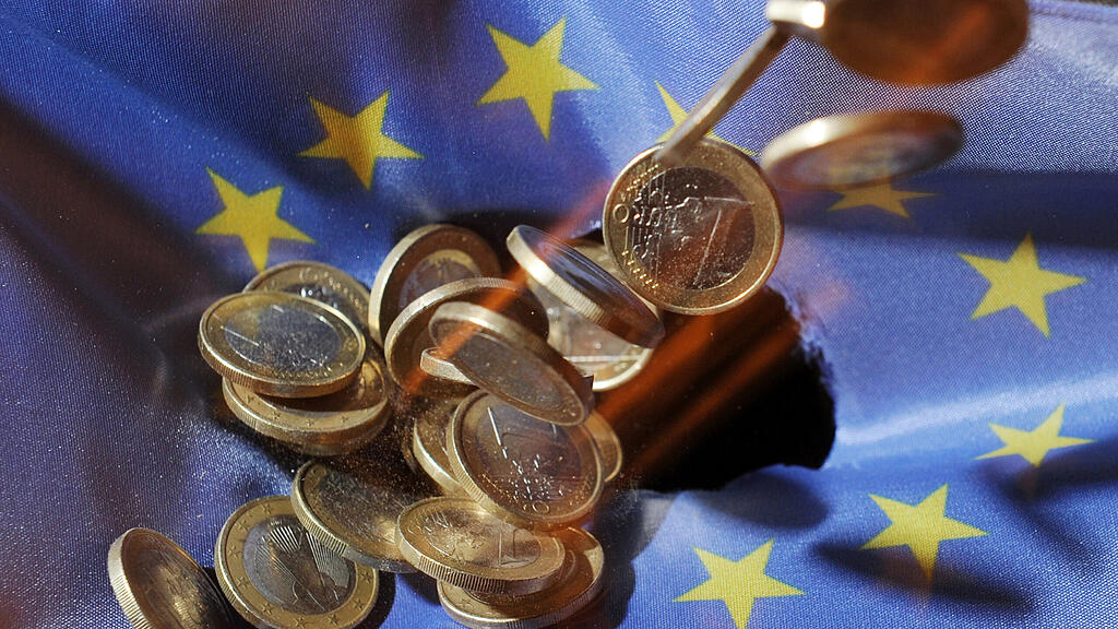 EU-Fahne und Euro