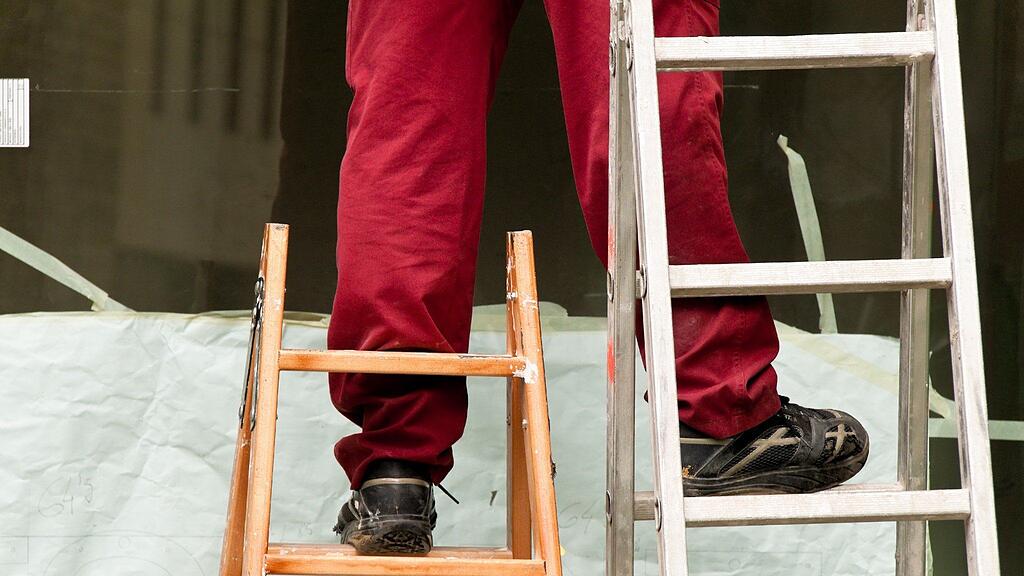 Der Dachdecker wurde schwer verletzt.