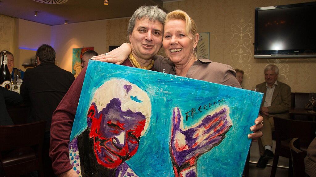 Der Künstler Adam Mielu Pakurar (links) bei der Vernissage.
