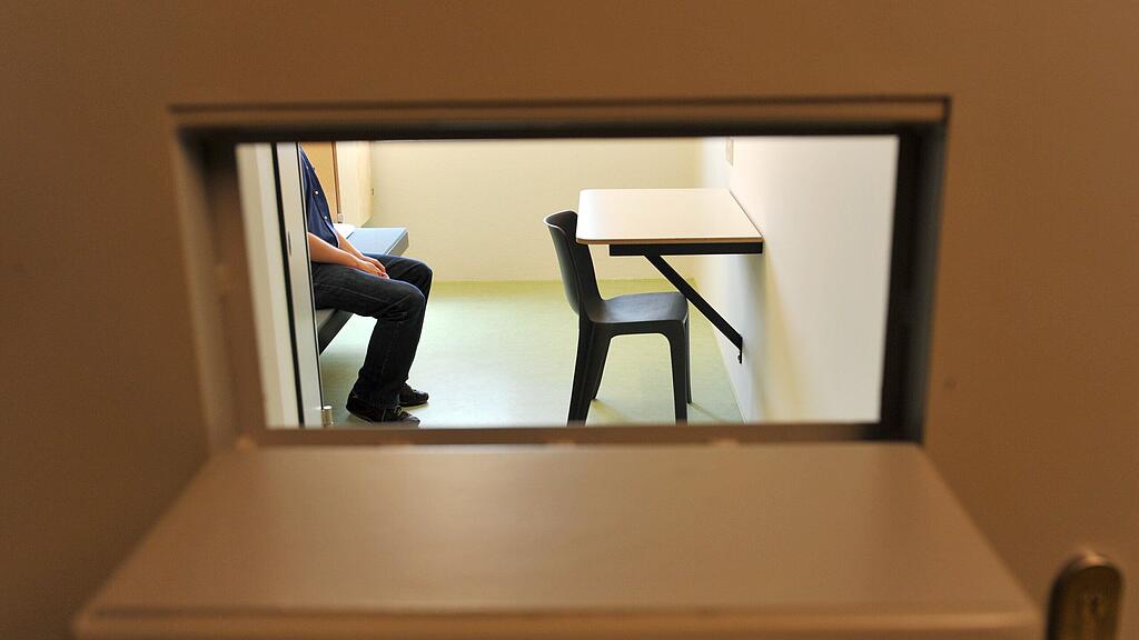 ARCHIV - ILLUSTRATION - Ein Mann sitzt am (22.05.2009) in der Justizvollzugsanstalt in Offenburg (Ortenaukreis) in einer Einzelzelle.   Foto: Patrick Seeger/dpa (Zu dpa-Gespr?ch: ÇVollzugsbeamte unzufrieden mit Gef?ngnisschlie§ungenÈ vom 18.05.2013) +++(c) dpa - Bildfunk+++