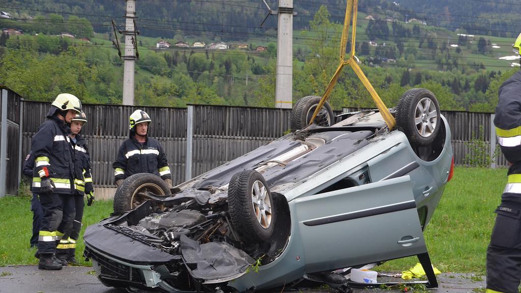 St. Johann: Pkw-Überschlag auf B311