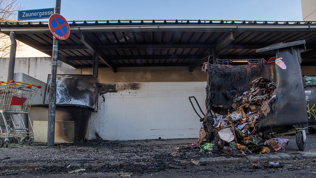 M\u00fclleimer gesprengt und Altpapiercontainer in Brand gesetzt