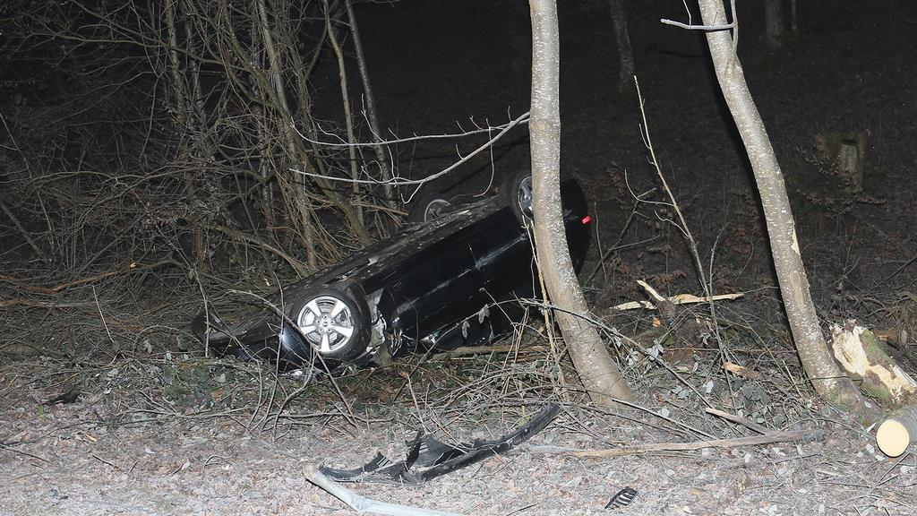 Unfall in Piding: 26-Jähriger überschlägt sich mit Pkw