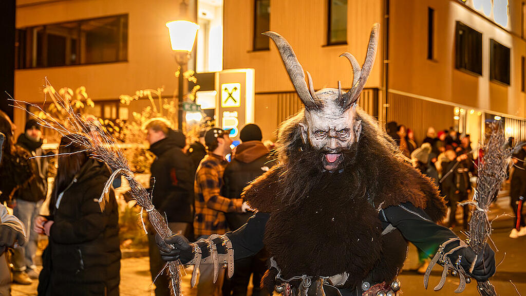 Krampuslauf im Ortszentrum, Großgmain