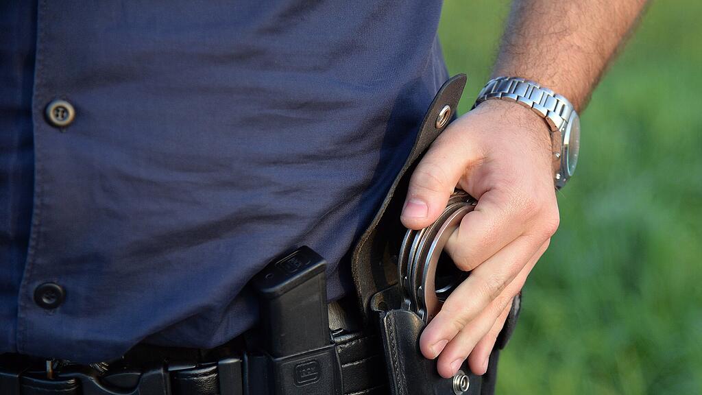 Polizisten nahmen den Mann schließlich fest.