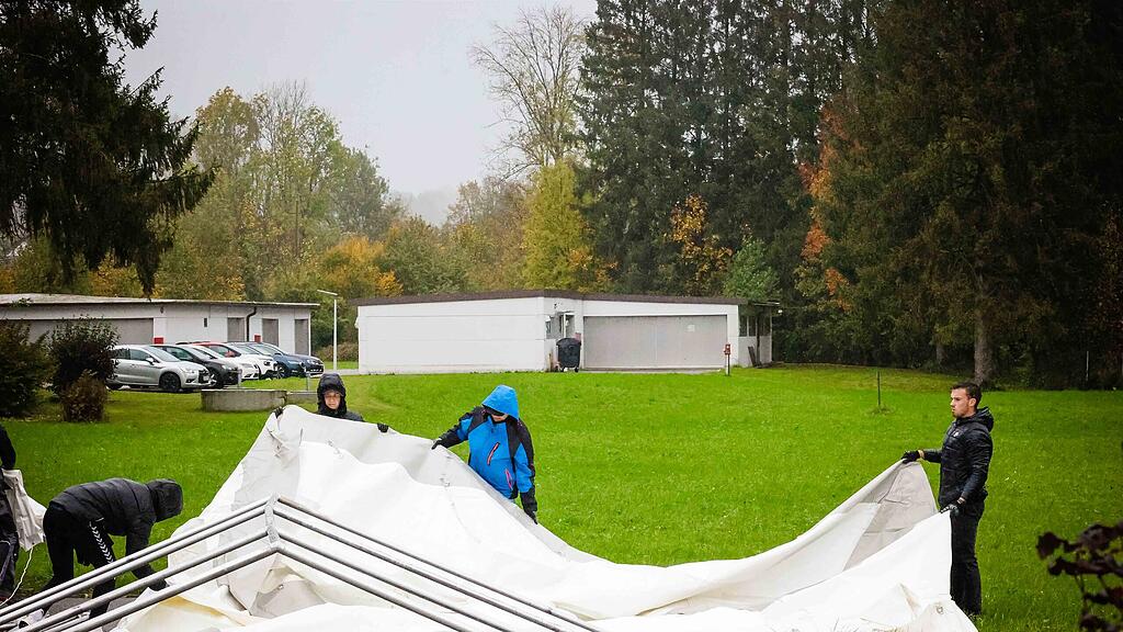 Unterbringung von Fl\u00fcchtlingen in Zelten in O\u00d6