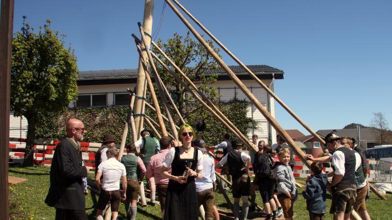 Maibaumaufstellen in Hof