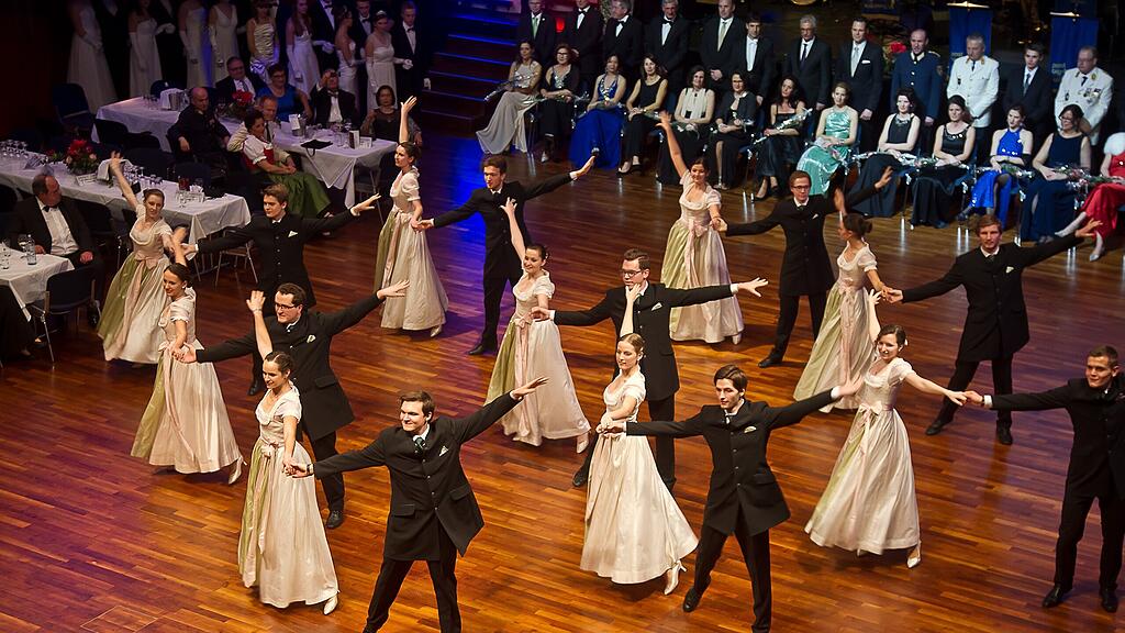 Beim Polizeiball schwangen die Debütanten das Tanzbein.