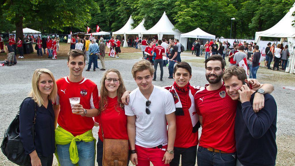 Volle Fan-Zone im Volksgarten