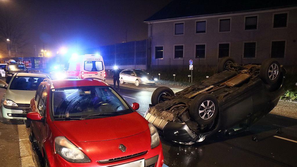 Bahnhofstraße: Pkw überschlägt sich