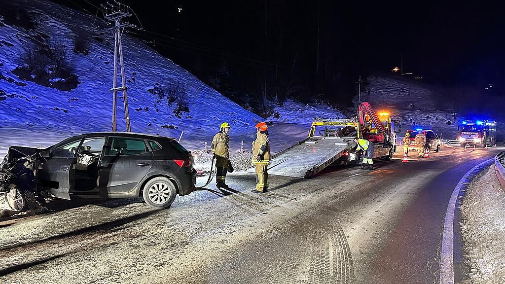 Auto kollidiert in Maria Alm mit Bus