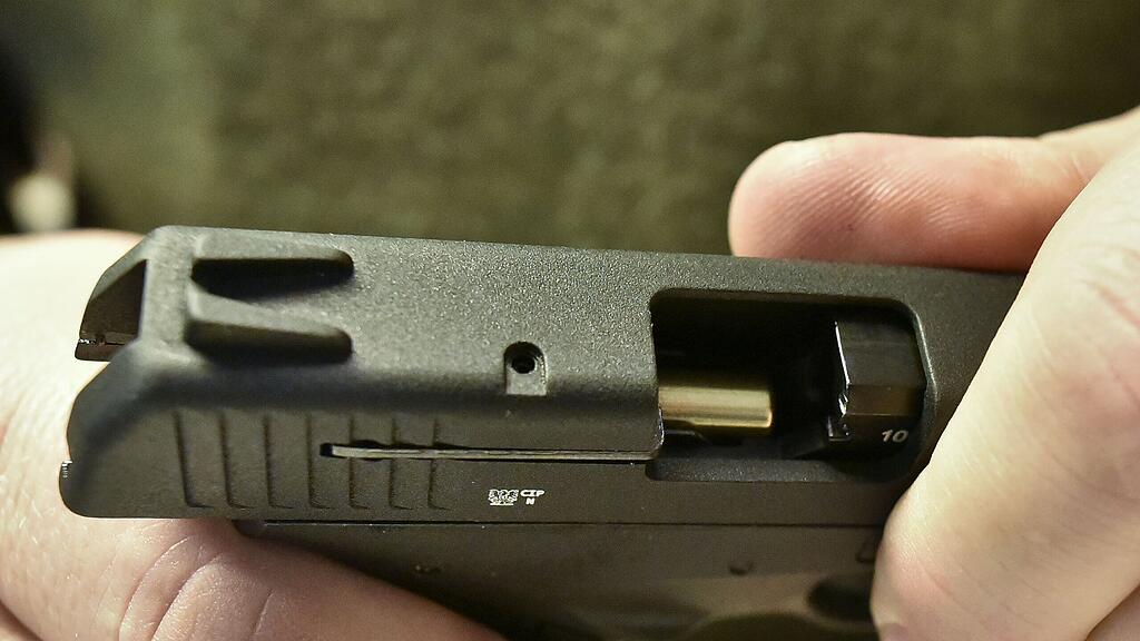 Der betagte Mann soll mehrere Waffen in seinem Zimmer gelagert haben. (Symbolbild)