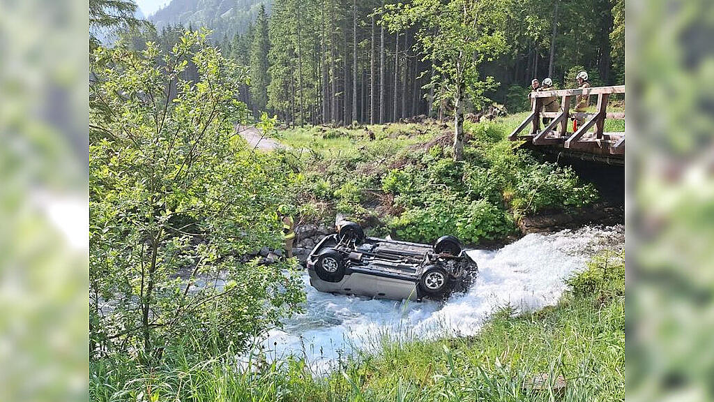 Auto landet in Bad Gastein auf dem Dach in Bach