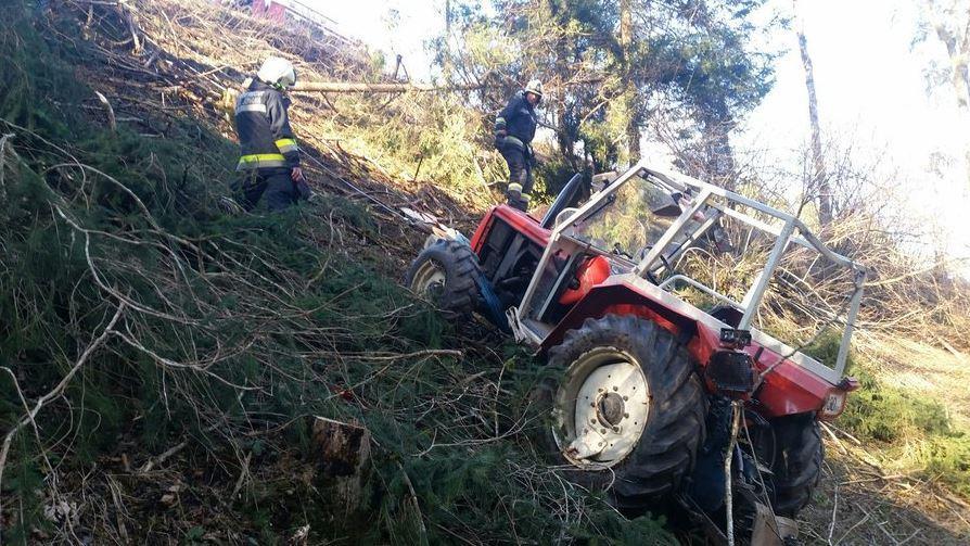 Landwirt mitsamt Traktor in die Tiefe gerissen