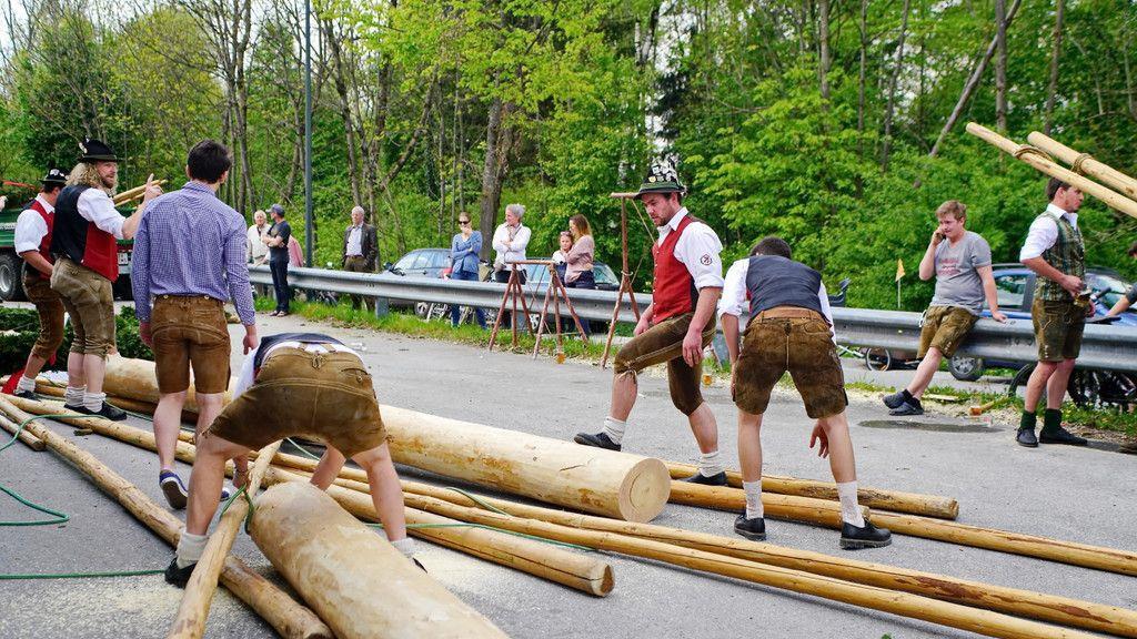 Maibaumaufstellen in Leopoldskron