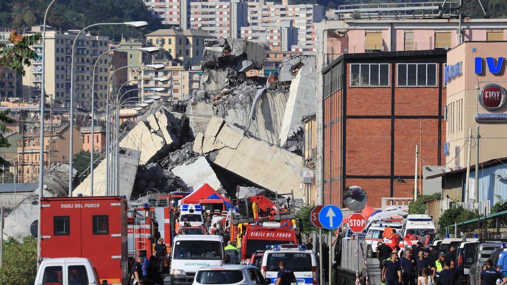 Autobahnbr\u00fccke st\u00fcrzt in Genua ein II