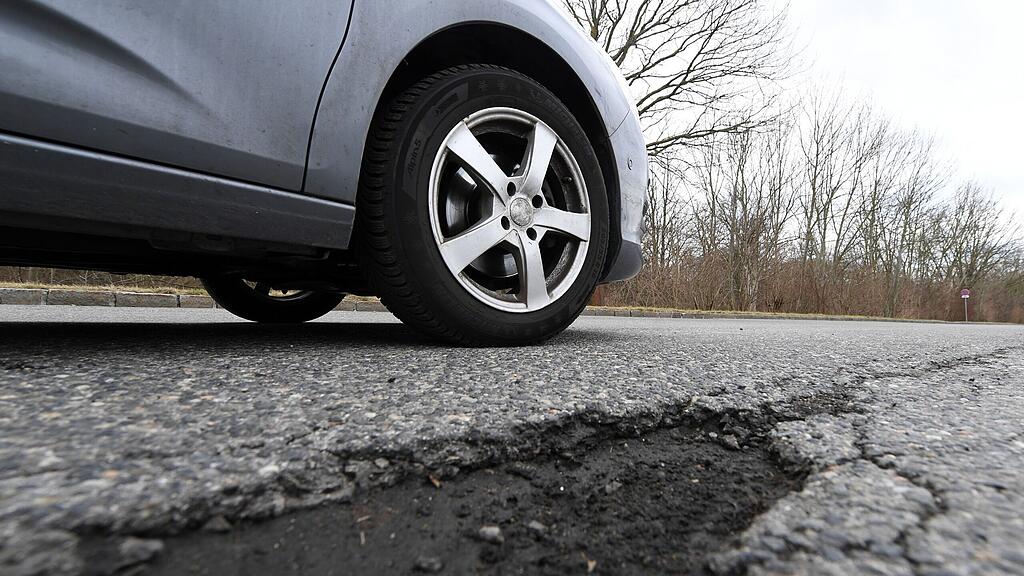 Eine komplette Sanierung der desolaten Straßen im Land Salzburg würde bis zu 20 Millionen Euro kosten (Symbolbild).