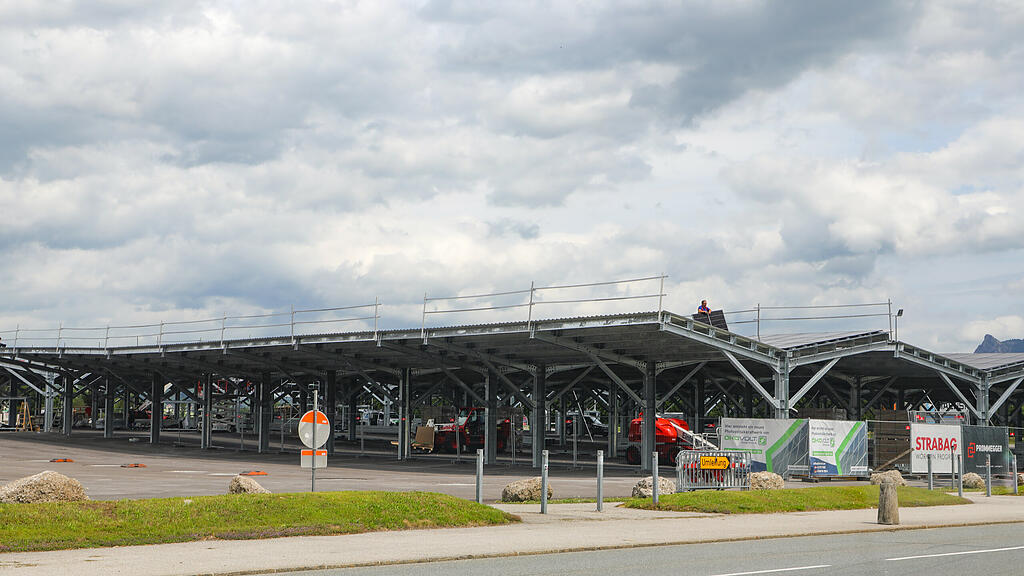 Photovoltaik-Carport-Anlage vor Red-Bull-Arena