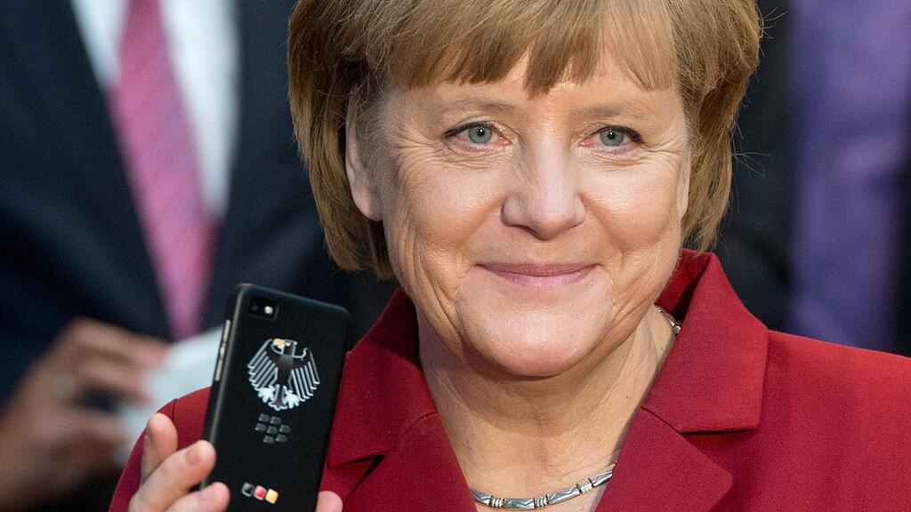 Angela Merkel auf der CeBIT 2013, in der Hand ein "abhörsicheres" Smartphone...
