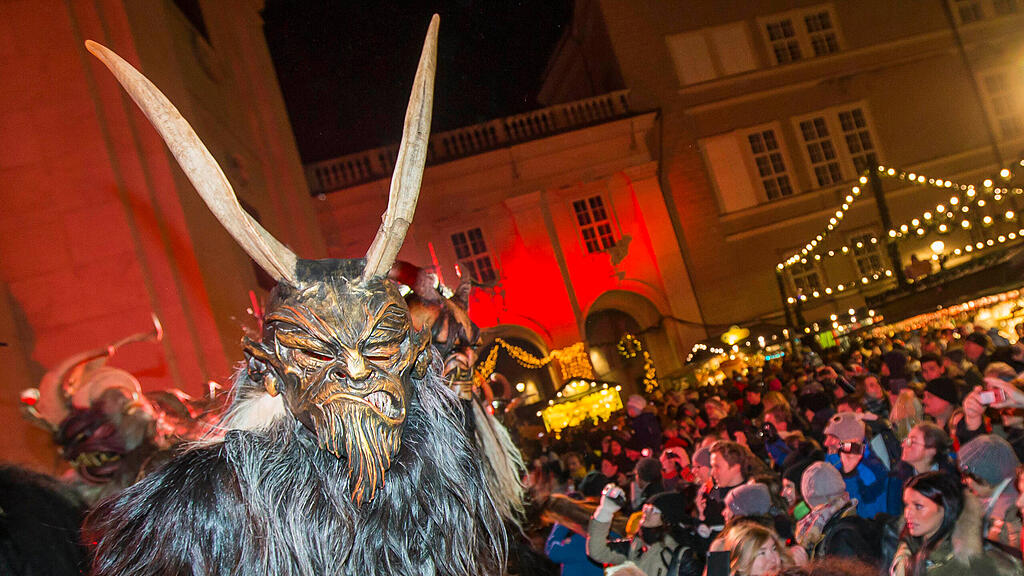 Perchten am Christkindlmarkt