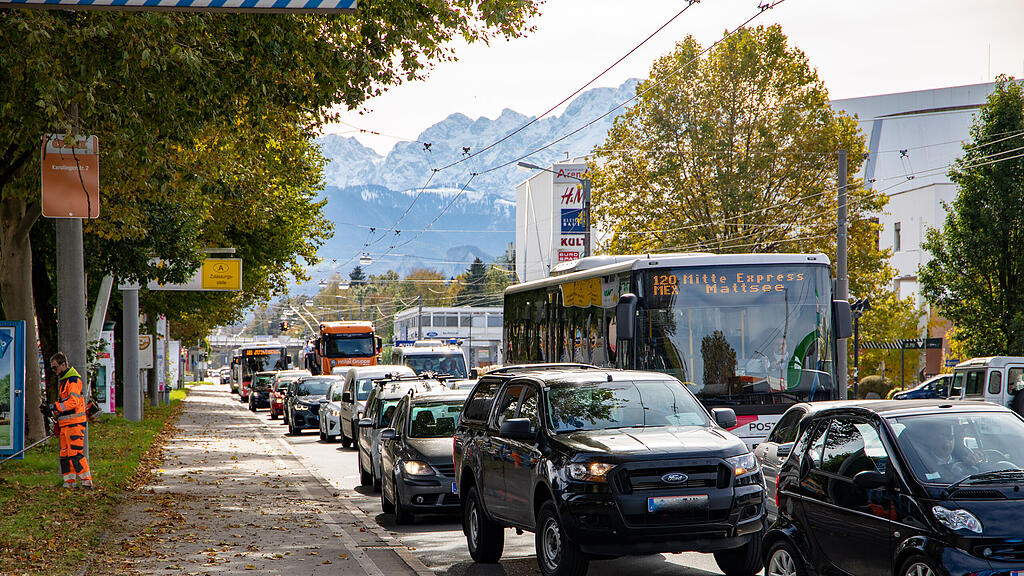 Verkehrsunfall in Alpenstraße sorgt für Stau