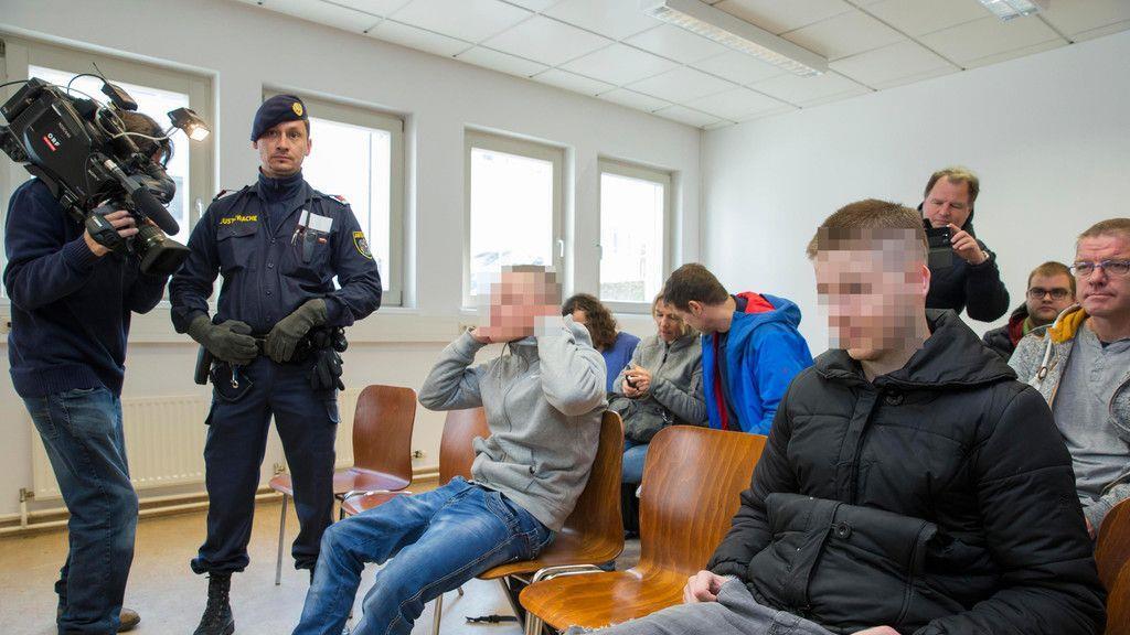 Überfall auf Taxilenkerin: Zwei Teenager vor Gericht