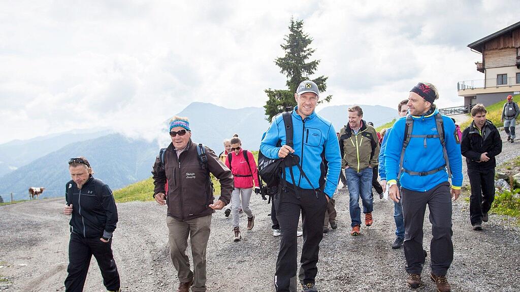 Hermann Maier genoß den Wandertag mit seinen Fans sichtlich.