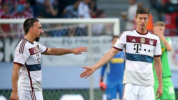 Neuerwerbung Lewandowski klatscht mit Ribery ab