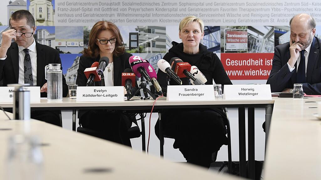 Im Bild (v.l.): Michael Binder, Direktor für die Geschäftsbereiche Health Care Management des KAV, KAV-Generaldirektorin-Stellvertreterin Evelyn Kölldorfer-Leitgeb, Gesundheitsstadträtin Sandra Frauenberger (SPÖ) und KAV-Direktor Herwig Wetzlinger.