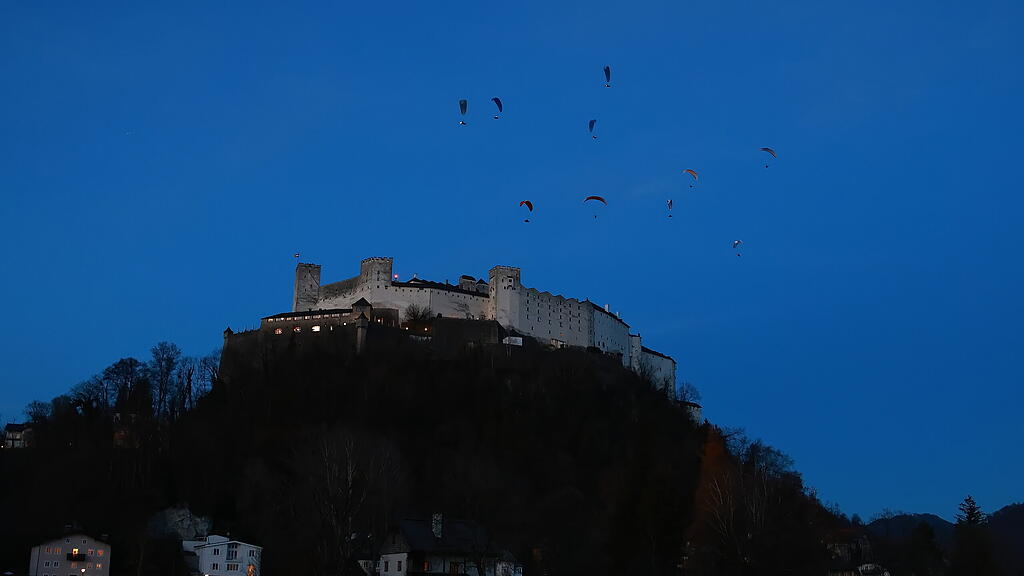 Paragleiter über der Festung