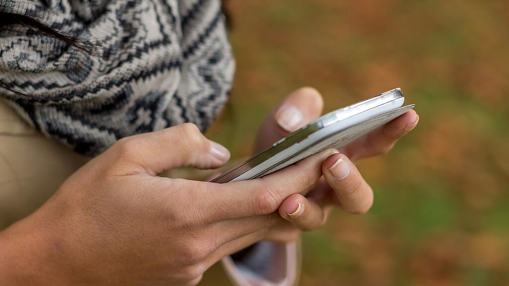 Der Täter stellte der Frau das Bein und stahl ihr dann das Telefon. (Symbolbild)