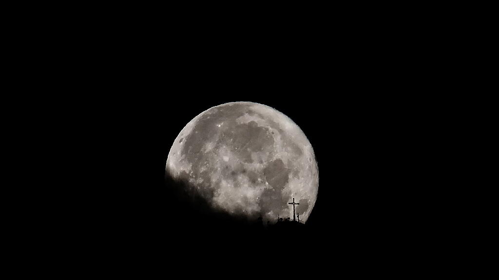 Supermond über Salzburg